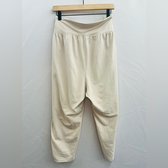 All in Motion Cream Flat Waist Women’s Pleated Taper Active Pants, XXL - Picture 2 of 4